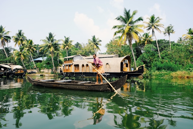 You are currently viewing The Enchanting Backwaters of Kerala: A Guide to Houseboat Adventures
